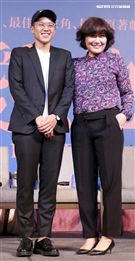 電影「誰先愛上他的」記者會，主持人黃子佼、導演徐譽庭、許智彥，男女主角邱澤、謝盈萱、陳如山、黃聖球。（記者林士傑/攝影）