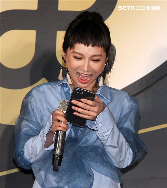 詹雯婷加盟亞神音樂正是簽約。（記者邱榮吉/攝影）