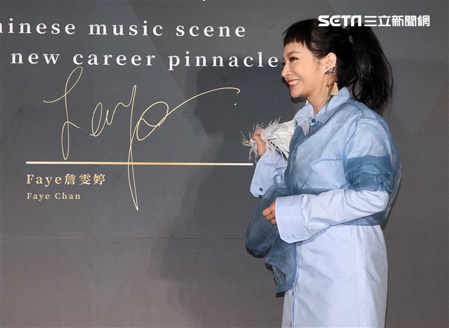 詹雯婷加盟亞神音樂正是簽約。（記者邱榮吉/攝影）