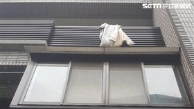 張男以為自己被通緝，竟在欄杆綁棉被打算垂降到一樓，未料卻失足墜樓，所幸經送醫後並無生命危險（翻攝畫面）