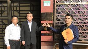 法務稽核室主任魏文鵬（左），國軍軍眷住宅公用合作社總經理林耀宗（中），律師楊舜麟（右）。潘千詩攝影