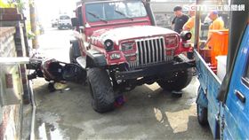 嘉義遶境隊伍遭撞　鋼管女郎摔下車／翻攝畫面