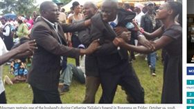 爭下葬權！女富商因病去世　2任丈夫在葬禮上大打出手（圖／The Star）