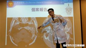▲感染科醫師汪靖勛說明，一名50歲男性因非結核分枝桿菌感染造成的中耳炎，且合併顱神經侵犯的特殊個案。（圖／三總醫院提供）