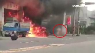 更換加油機竄惡火　員工全身是火跪地