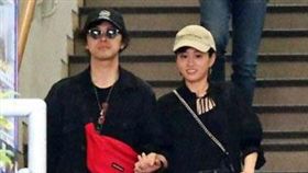 勝地涼與前田敦子多次拍拖約會被拍到。（圖／翻攝自《女性Seven》）