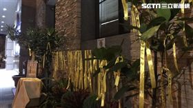 普悠瑪6432次列車日前發生出軌翻覆意外，造成18名乘客罹難、逾百傷，其中有38名傷患被送往羅東聖母醫院搶救，目前還有5名傷患在加護病房內救治。院方為了替傷患祈福，邀請大家在門診大樓外風雨走廊繫上「黃絲帶」，一同為病患集氣，祈求病人早日康復。（圖／羅東聖母醫院提供）