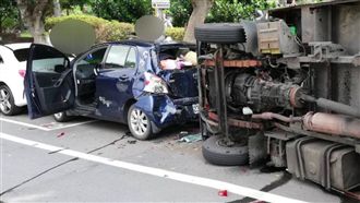貨車撞小客車後翻覆　駕駛昏迷送醫