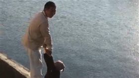 彰化,鹿港,墜大排,緊抓,失足（圖／翻攝畫面）