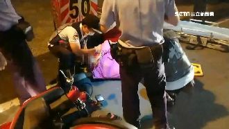 女騎士自撞摔車　被招牌重壓倒地不起