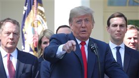 美墨加談成貿易協定 庫許納扮要角美國總統川普（中）1日表示，USMCA將讓北美重返製造業強大集團，他感謝貿易代表萊特海澤（左）及他的女婿、白宮資深顧問庫許納（右）的努力。中央社記者鄭崇生華盛頓攝 107年10月2日