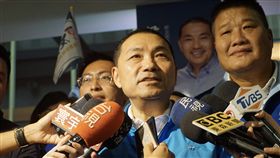 侯友宜：停建深澳電廠　綠能產業替代國民黨新北市長參選人侯友宜（前）9日下午到三重出席新北三蘆醫師聯誼會，他受訪時表示，新北市已承擔很多發電責任，未來應該要用綠能產業作為替代方案，深澳燃煤電廠完全不需要興建。中央社記者林長順攝　107年10月9日