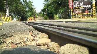 森鐵道釘鬆脫鐵軌晃　居民憂出軌意外