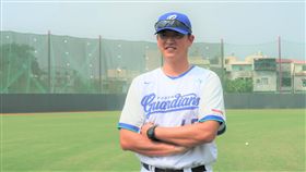 王建民任客座教練  指導年輕球員（2）旅美球星王建民（圖）擔任富邦悍將客座教練，25日在高雄燕巢棒球場指導悍將年輕球員。中央社記者王淑芬攝  107年10月25日