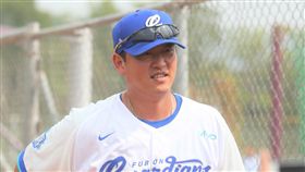 王建民任客座教練  指導年輕球員（1）旅美球星王建民（圖）擔任富邦悍將客座教練，25日在高雄燕巢棒球場指導悍將年輕球員，談到他的棒球生涯，他表達還懷抱能復出球場的希望。中央社記者王淑芬攝  107年10月25日