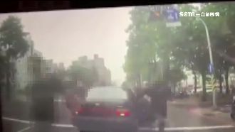 超車遭攔被砸車　駕駛衝人行道脫困