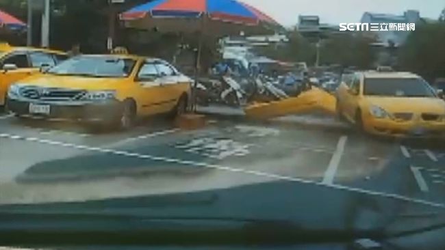 小黃暴衝連三撞！竟倒退撞整排機車