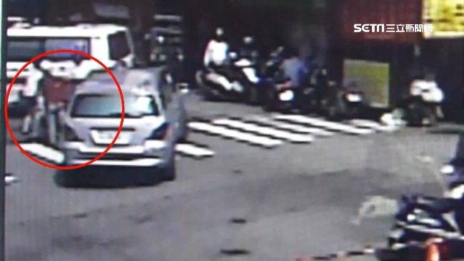 老婦人遭撞卡車底　路人合力抬車搶救