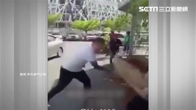岳父拿藤條狂抽！當街教訓家暴女婿
