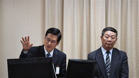 國防部長嚴德發說明潛艦國造國防部長嚴德發（左）與海軍司令兼潛艦國造小組召集人黃曙光（右）25日到立法院外交及國防委員會，針對潛艦國造概況、疑義向立法委員說明。中央社記者王飛華攝  107年10月25日