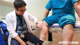 亞大醫院心臟血管外科主任劉殷佐替患者檢查下肢靜脈狀況。（圖非當事人／亞大醫院提供）