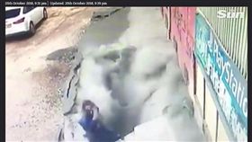 （圖／翻攝自The Sun）土耳其,人行道,吃人,塌陷