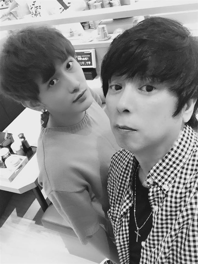 曹西平與乾兒子Jeremy。(圖/翻攝自臉書)