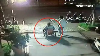 無照少年囂張嗆警！母半夜坐輪椅救兒