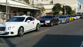 號召50輛跑車　大陣仗迎娶9年女友