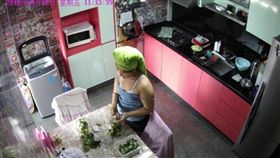 新加坡家政婦穿著清涼做家事／中國報