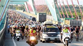 自行車登山王挑戰車隊經太魯閣大橋。（圖／中華民國自行車騎士協會提供）