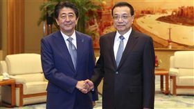 推動中日關係 安倍邀習近平訪日據日本共同社中文網，日本首相安倍晉三（左）26日在北京與中國國務院總理李克強（右）會談時，提出邀請國家主席習近平訪日。圖為兩人25日出席紀念中日和平友好條約締結40週年招待會。（中新社提供）中央社 107年10月26日