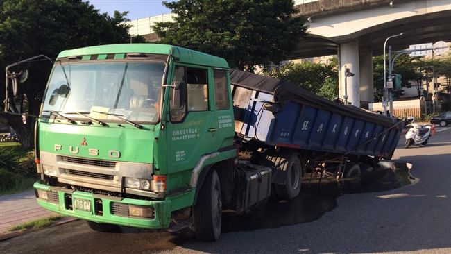 疑管線掏空路基　聯結車突遭馬路吞噬