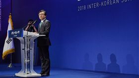 兩韓峰會在即　南韓總統府發言人金宜謙說明南韓總統府發言人金宜謙（右）26日在設於京畿道高陽市國際展覽中心的新聞中心，說明南韓方面對於27日南北韓高峰會談的看法與期望。中央社記者王飛華南韓首爾攝　107年4月26日