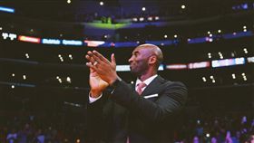 傳奇！科比穿超帥西裝　湖人主場暴動
NBA,洛杉磯湖人,LeBron James,Kobe Bryant,丹佛金塊
翻攝自推特
