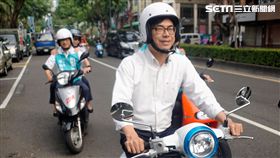 高市長選舉號次抽籤　陳其邁騎電動機車到場高雄市第3屆市長選舉候選人姓名號次抽籤19日舉行，民進黨高雄市長參選人陳其邁（前）由多名立委陪同，騎電動機車到場。中央社記者程啟峰高雄攝　107年10月19日