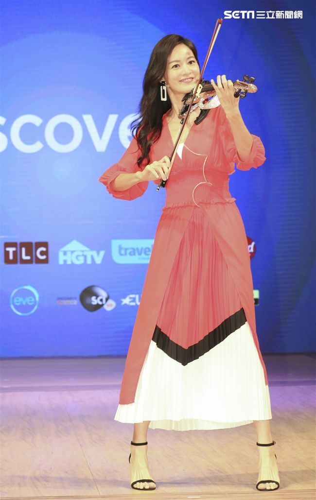 TLC餐桌生活節開跑記者會，Janet力邀柯市長化身萬聖節搞怪裝扮挑戰「決戰時尚伸展台」，攜手當家主持人大霈、湘婷、Soac、Anton特製搗蛋料理。（記者林士傑/攝影）