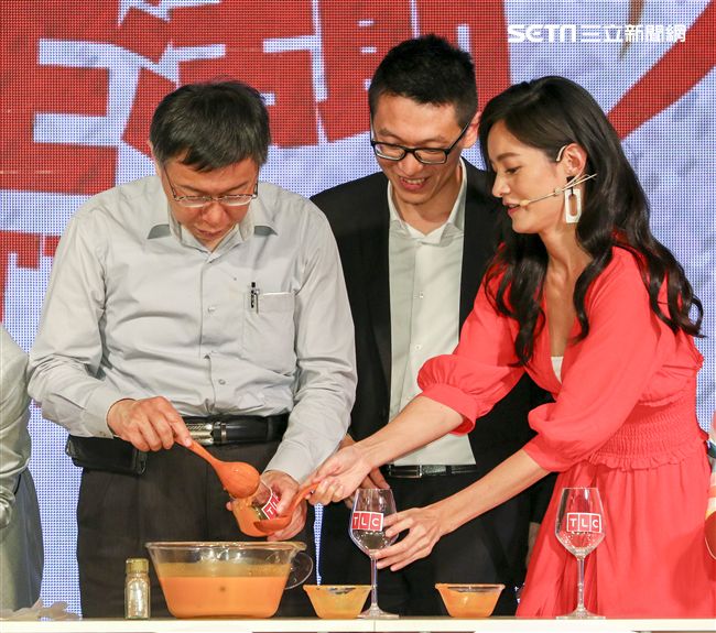 TLC餐桌生活節開跑記者會，Janet力邀柯市長化身萬聖節搞怪裝扮挑戰「決戰時尚伸展台」，攜手當家主持人大霈、湘婷、Soac、Anton特製搗蛋料理。（記者林士傑/攝影）