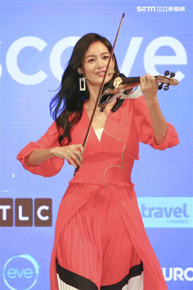 TLC餐桌生活節開跑記者會，Janet力邀柯市長化身萬聖節搞怪裝扮挑戰「決戰時尚伸展台」，攜手當家主持人大霈、湘婷、Soac、Anton特製搗蛋料理。（記者林士傑/攝影）