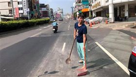 台南,警察,王焜勝,打掃,摔車（圖／翻攝自臉書台南諸事會社）