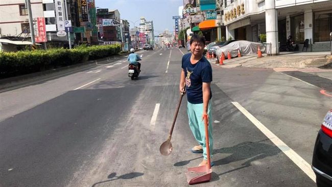怕騎士雷殘！休假員警路過主動掃馬路