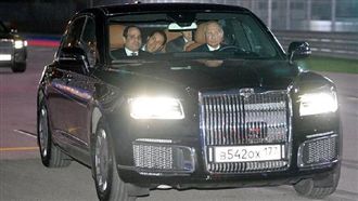 最狂總統　親自駕車載外賓逛F1賽道