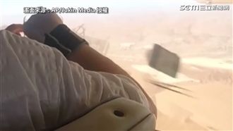 男子飛機上拍美景　一伸手相機掰掰