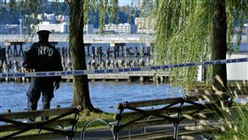 膠帶,自殺,調查,綑綁,投河,紐約,美國,散步　圖／翻攝自推特　https://goo.gl/nry2nn