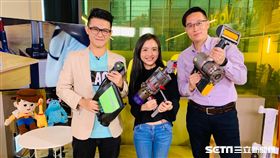 主持人雲爸與電獺少女Emma、家電達人楊仲賢開箱無線吸塵器。 電獺少女Emma示範吸塵器灰塵不沾手清潔方式。 《一起開箱趣》實測三款手持無線吸塵器在地毯清潔力。