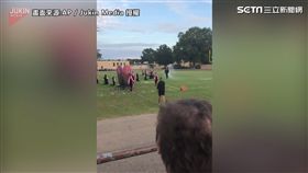 ▲球場上的灑水器突然啟動。（圖／AP／Jukin Media授權）