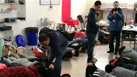 政治庇護阻台嫌遣陸　西班牙跨境詐騙案成首例西班牙當地律師及人權團體以嫌犯可能面臨不公平審判等主張，向西班牙提出憲法訴訟及政治庇護，使2016年西班牙跨境電信詐騙案逾200名台嫌，5月起得以暫時免除被遣送大陸。圖為台籍嫌犯遭逮捕時的畫面。（翻攝自央視新聞）中央社　107年10月26日