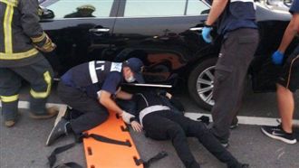 女騎士遭撞飛進車底　頭卡底盤無法動