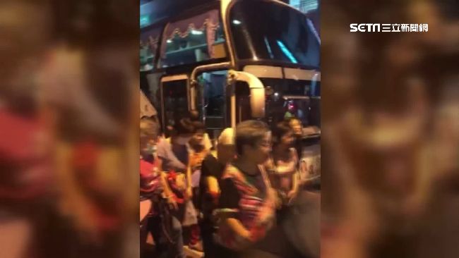 自動自發破功？韓國瑜造勢動員遊覽車