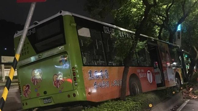 公車為閃避車輛　失控衝上分隔島撞樹